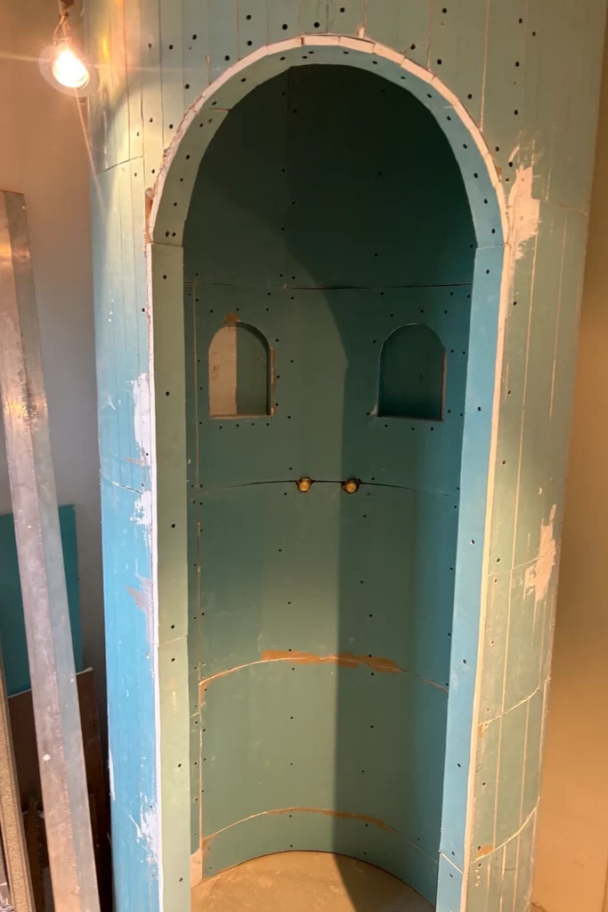 Rénovation en cours sur une douche marocaine. béton ciré