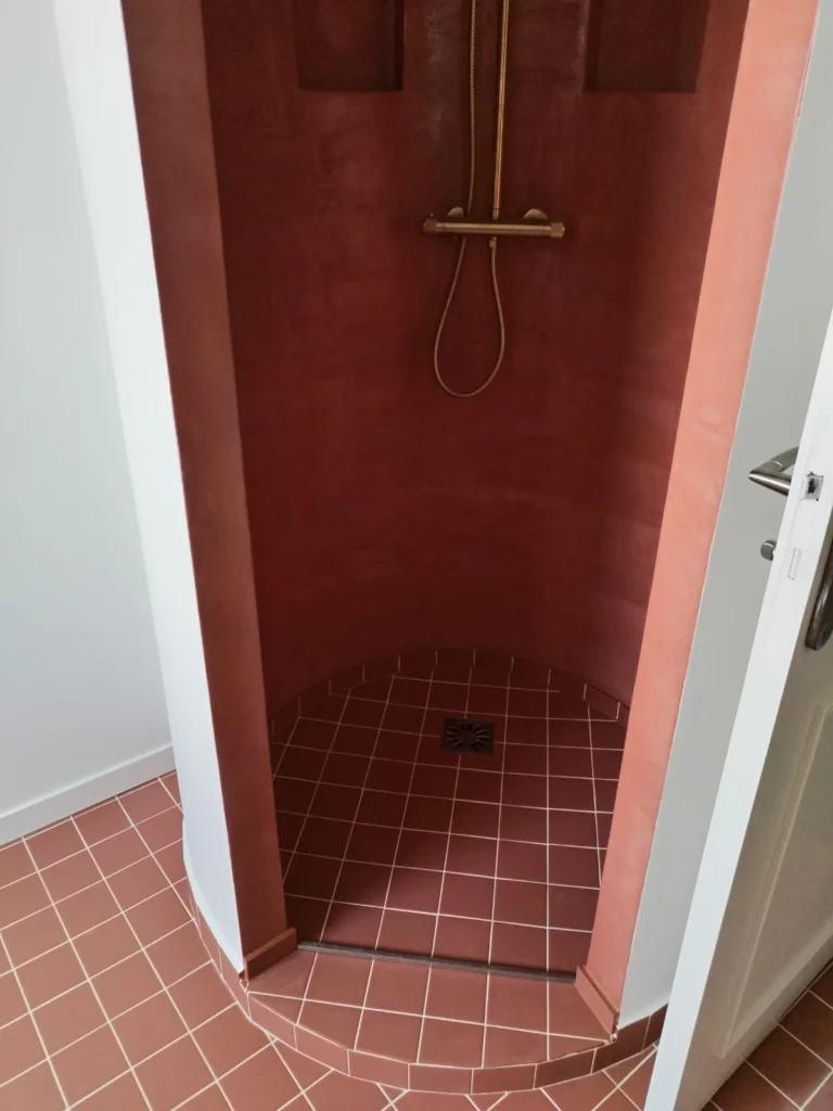Rénovation douche marocaine en Béton ciré, rénovation intérieure réalisées par éco rénovation groupe. salle de bain rénovée
