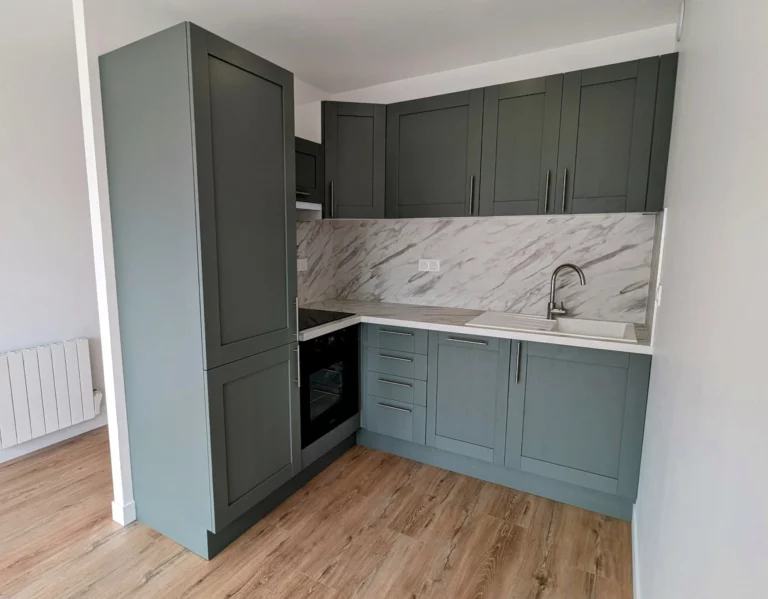 Aménagement petit espace cuisine suite à une rénovation intérieure dans un appartement T2 à Rennes