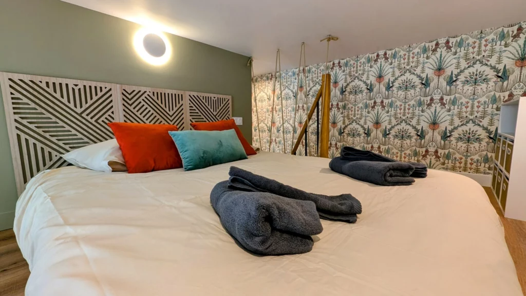 énovation d'une chambre dans un studio avec mezzanine. Rénovation complète appartement par éco rénovation groupe. Mobilier sur mesure