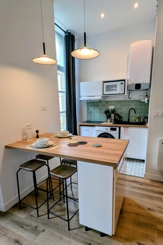Cuisine rénovée tout équipée à Rennes par éco rénovation groupe. Aménagement petit espace cuisine