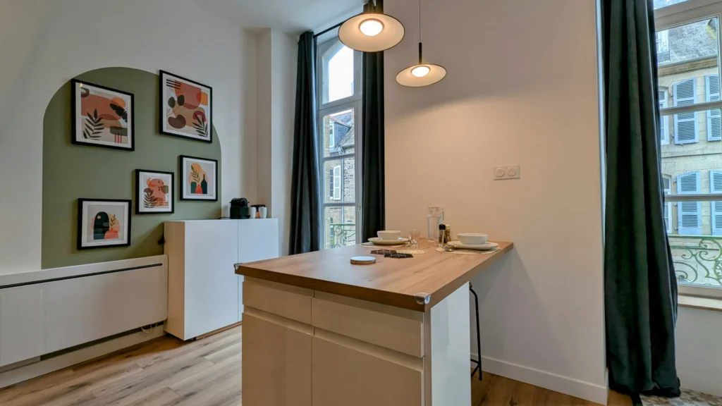 Rénovation et aménagement d'une pièce de vie dans un studio. Rénovée à Rennes par éco rénovation groupe.