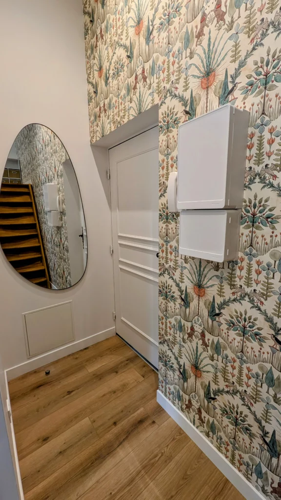 Rénovation et aménagement d'une entrée dans un studio. Rénovée à Rennes par éco rénovation groupe.