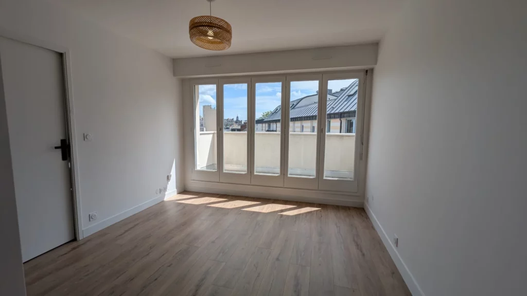 Rénovation intérieure d'une pièce de vie dans un appartement T2 à Rennes par éco rénovation groupe
