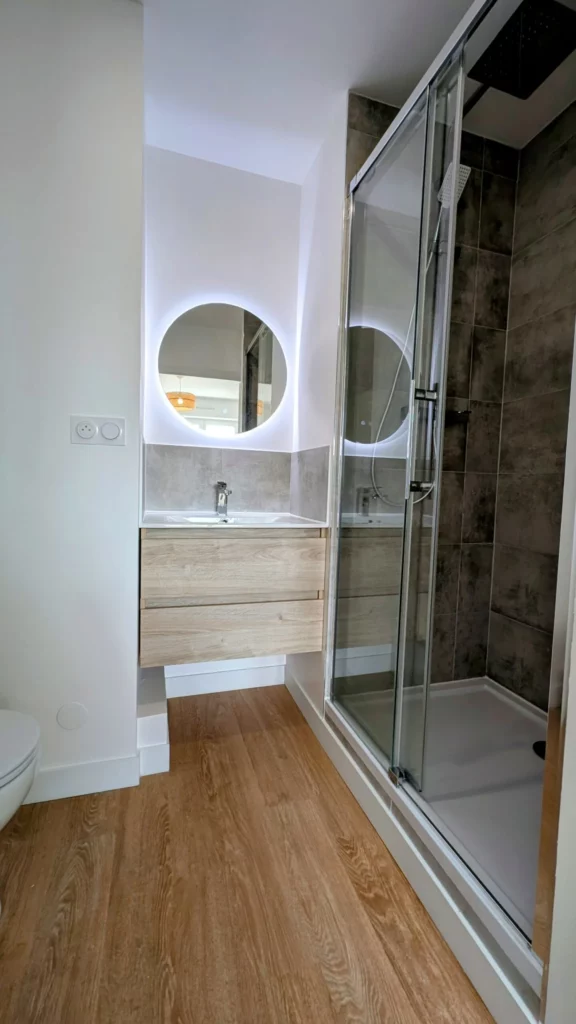 salle de bain rénovée dans une remise en état d'appartement à Rennes. T2 pour investissement locatif. refaire sa salle de bain