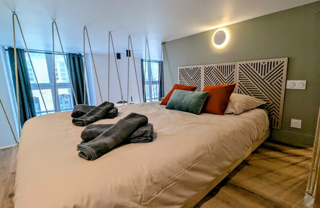 Rénovation d'une chambre dans un studio avec mezzanine. Rénovation complète appartement par éco rénovation groupe