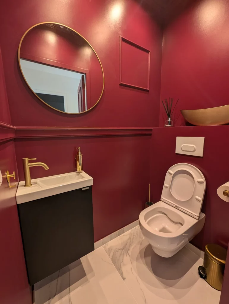 Rénovation d'une maison avec un espace toilette équipé d’un meuble vasque pratique et robinetterie laiton