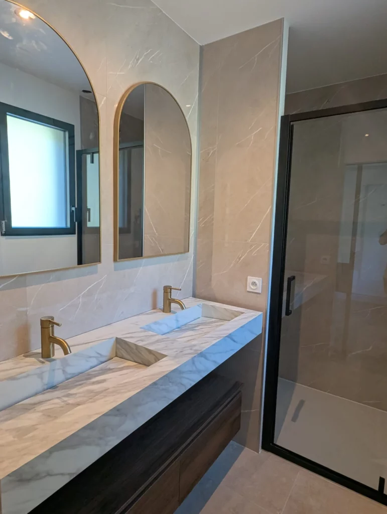 Refaire sa salle de bain, rénovation intérieure Rennes. Pose d’une faïence effet pierre, miroir cintré