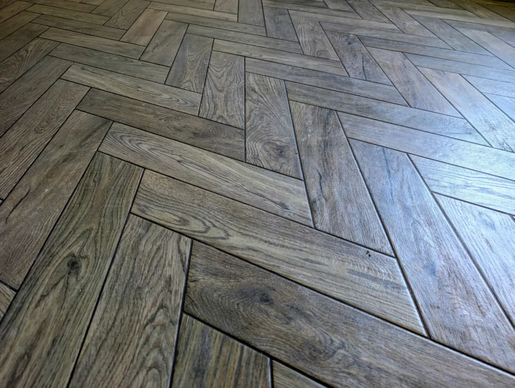 rénovation maison Rennes Pose d’un parquet effet chevron dans le logement.