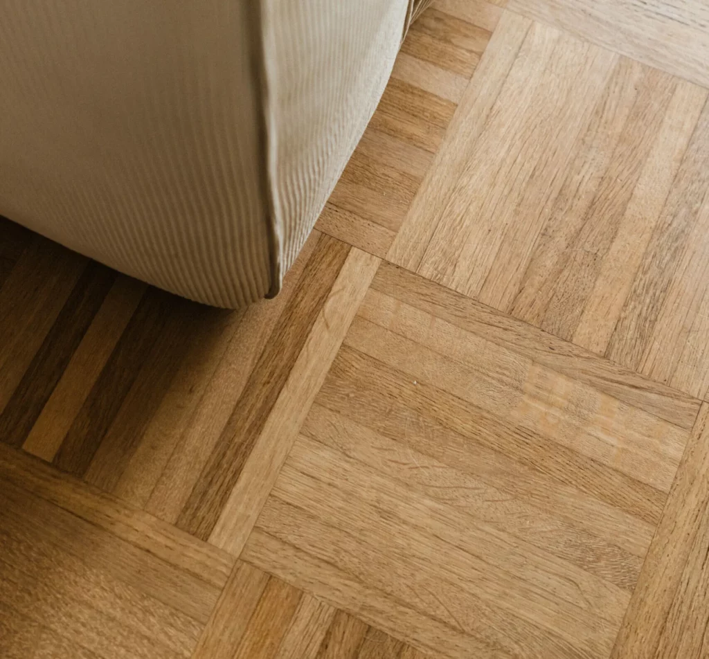 Ponçage et vitrification du parquet pour lui redonner tout son éclat. Rénovation salon d'un appartement à Nantes