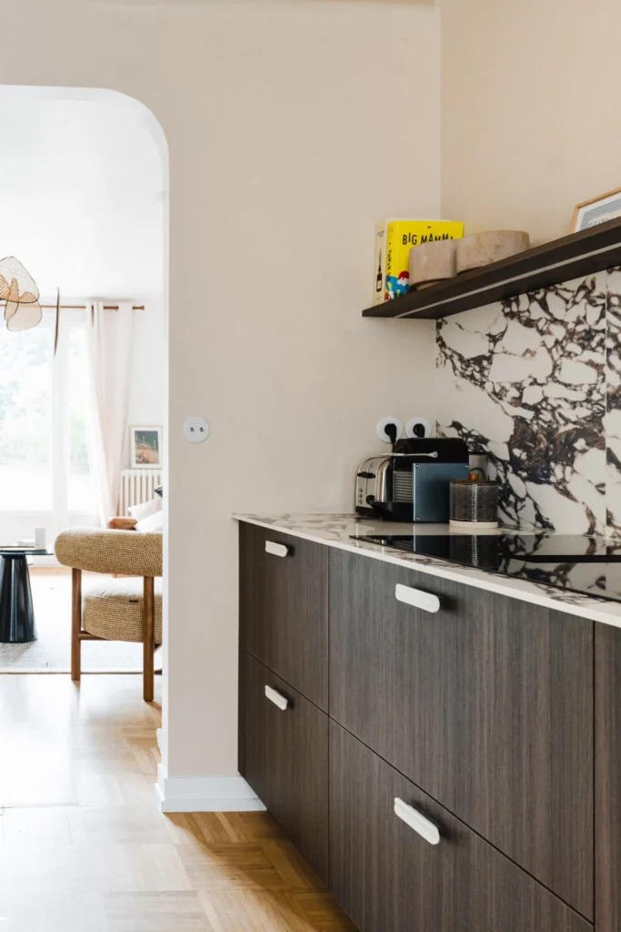 Aménagement cuisine rénovée à Nantes par éco rénovation groupe avec une cuisine équipée, marbre et bois