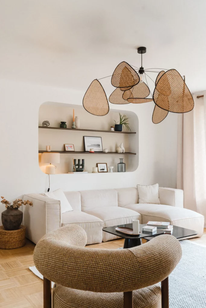 Ouverture entre le salon et la cuisine pour agrandir les volumes. Création d'une niche dans le mur. Rénovation intérieure appartement
