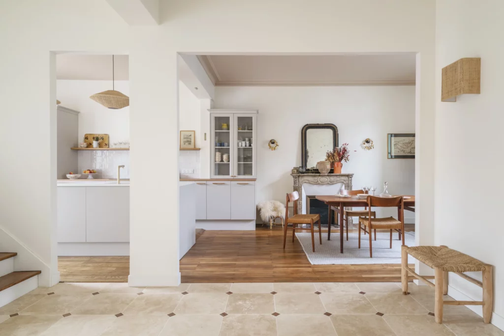 Rénovation maison ancienne changement subtil entre carrelage et parquet pour séparer les pièces.