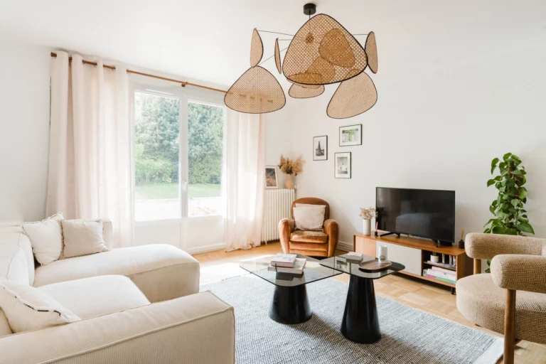 Ouverture entre le salon et la cuisine pour agrandir les volumes. Création d'une niche dans le mur. Rénovation intérieure appartement