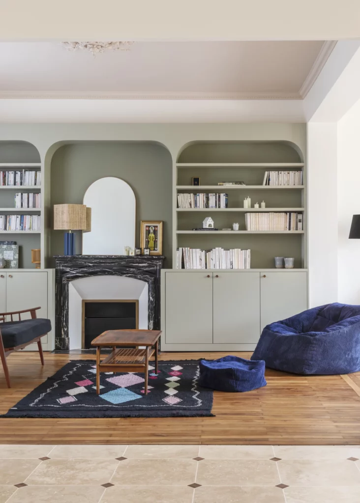 Rénovation globale d'une maison à Nantes, agencement du salon, Une bibliothèque sur mesure