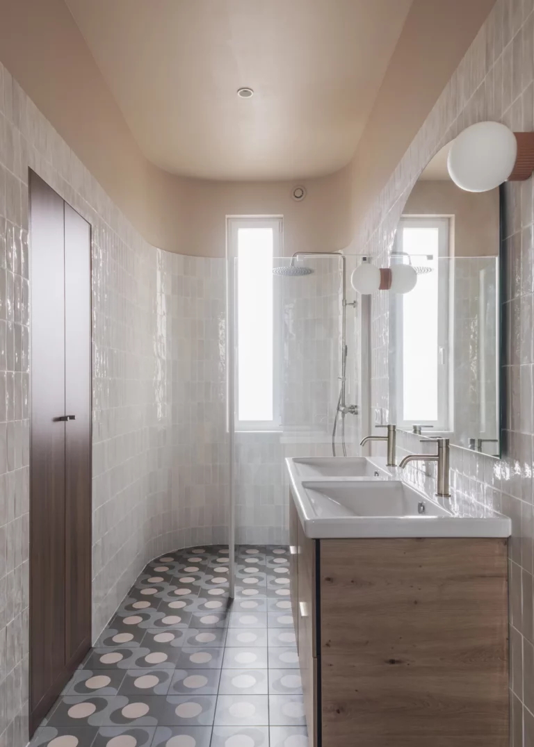 Refaire sa salle de bain, salle de bain avec mise en valeur par une faïence posée en courbe dans la douche. Rénovation intérieure Rennes