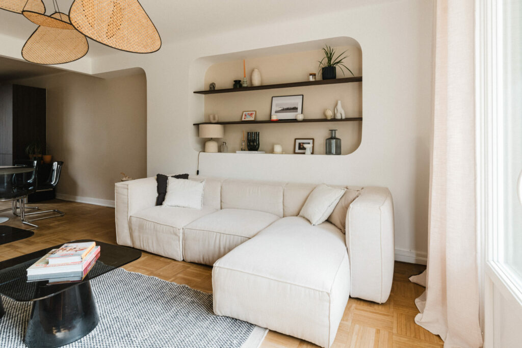 Ouverture entre le salon et la cuisine pour agrandir les volumes. Création d'une niche dans le mur. Rénovation intérieure appartement