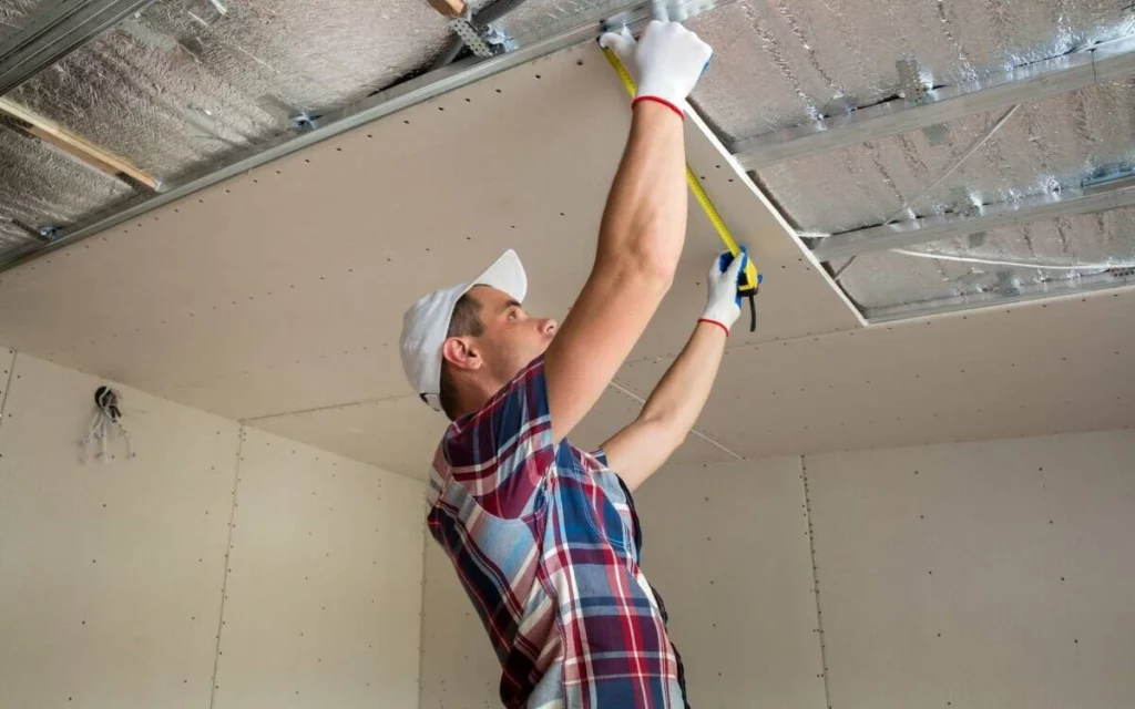 Pose d'un faux plafond en plaques de plâtre lors d'une rénovation intérieure à Rennes pour améliorer isolation thermique et acoustique