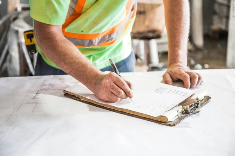 Étude et planification des étapes d'une rénovation intérieure, détermination de l'ordre des travaux et préparation du chantier
