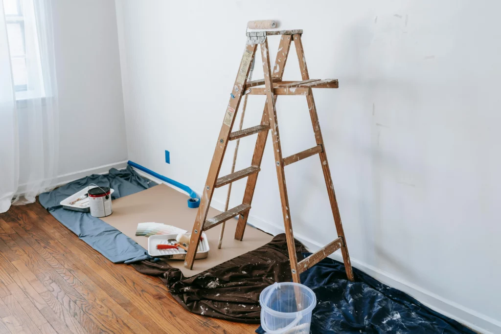 Application de peinture intérieure sur mur avec escabeau pour rénovation à Rennes