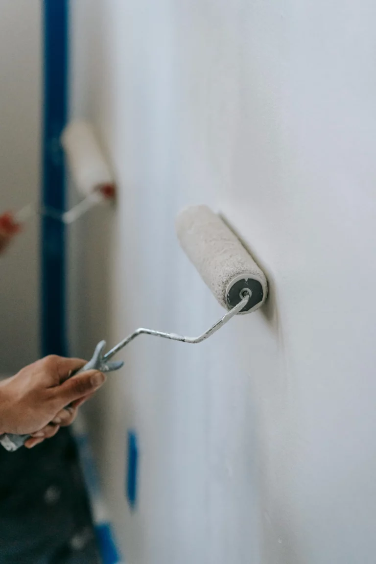 Chantier de peinture intérieure en rénovation à Rennes avec Éco Rénovation Groupe