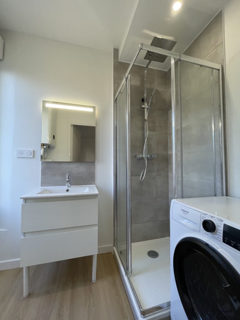 salle de bain rénovée pour location moderne fonctionnelle et lumineuse