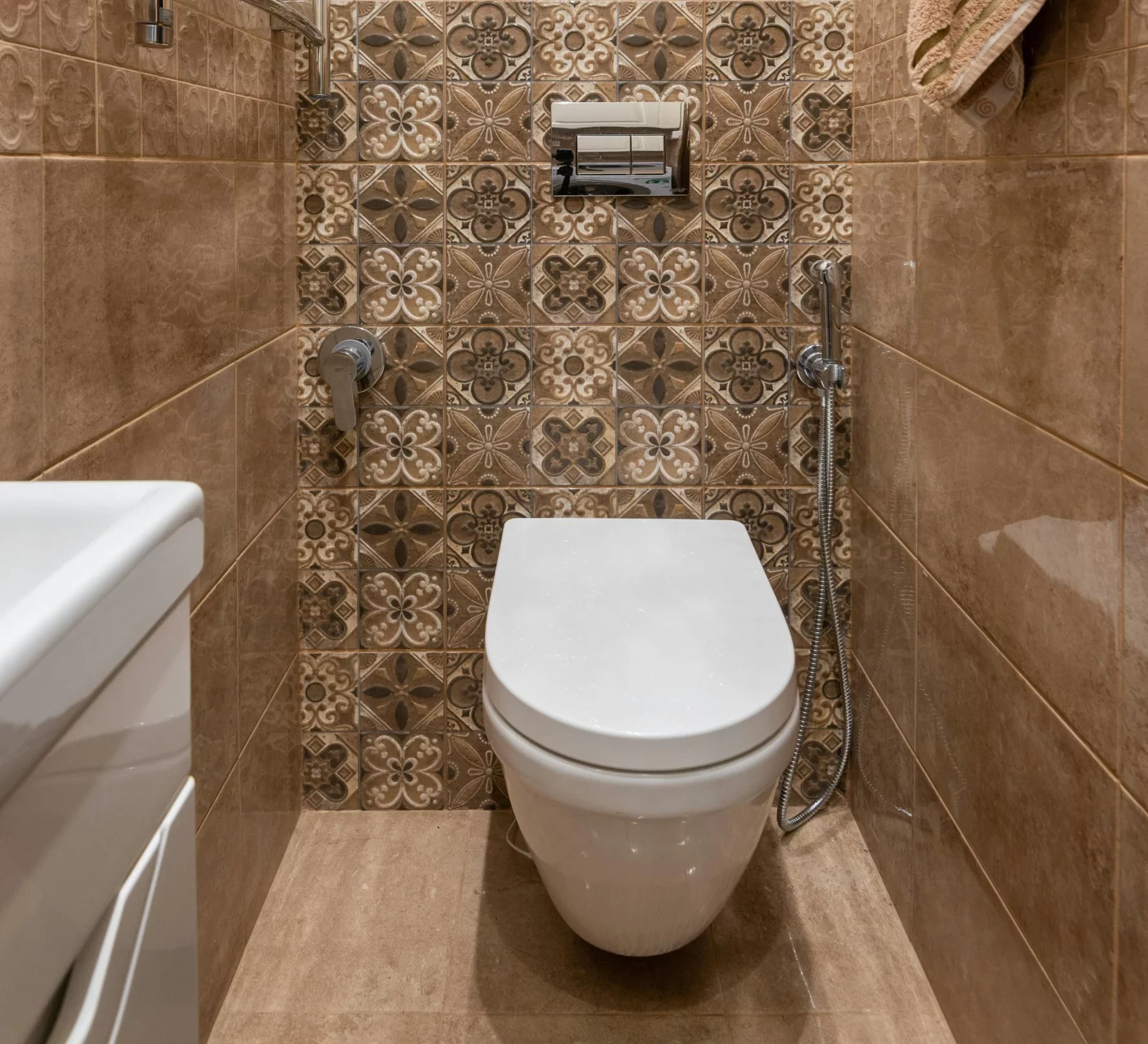 Toilettes design intégrées dans une salle de bain moderne avec finitions élégantes.
