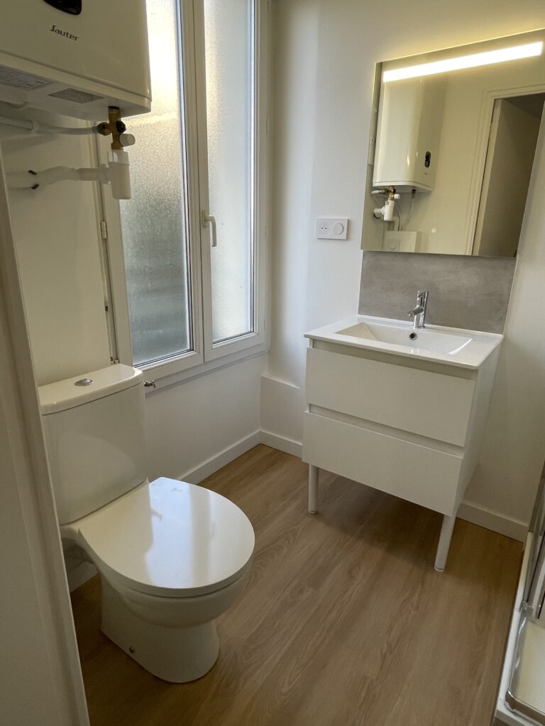 wc et sanitaires rénovés moderne optimisation espace confort