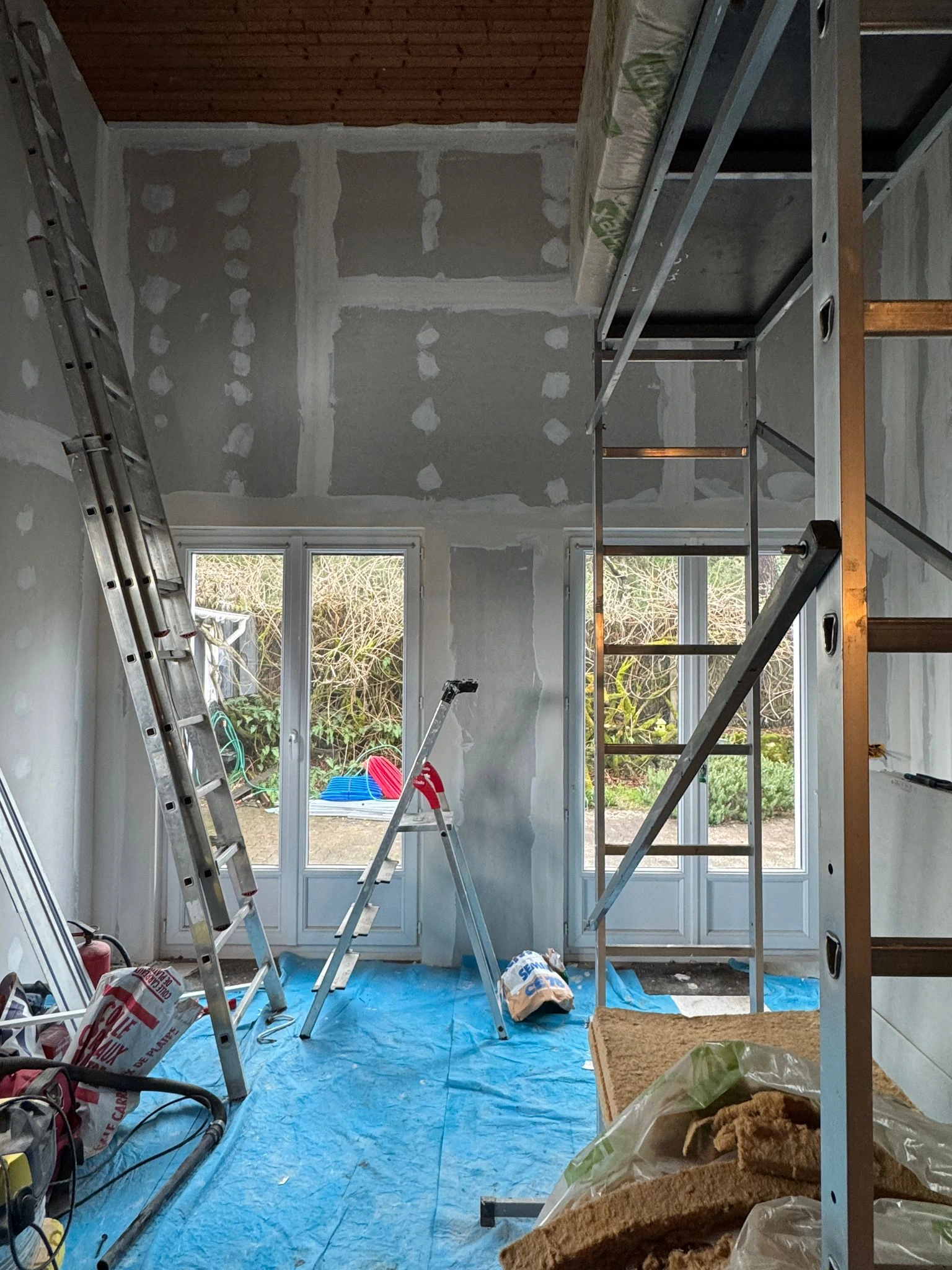 Chantier de rénovation intérieure à Rennes respectant les normes et couvert par l'assurance décennale