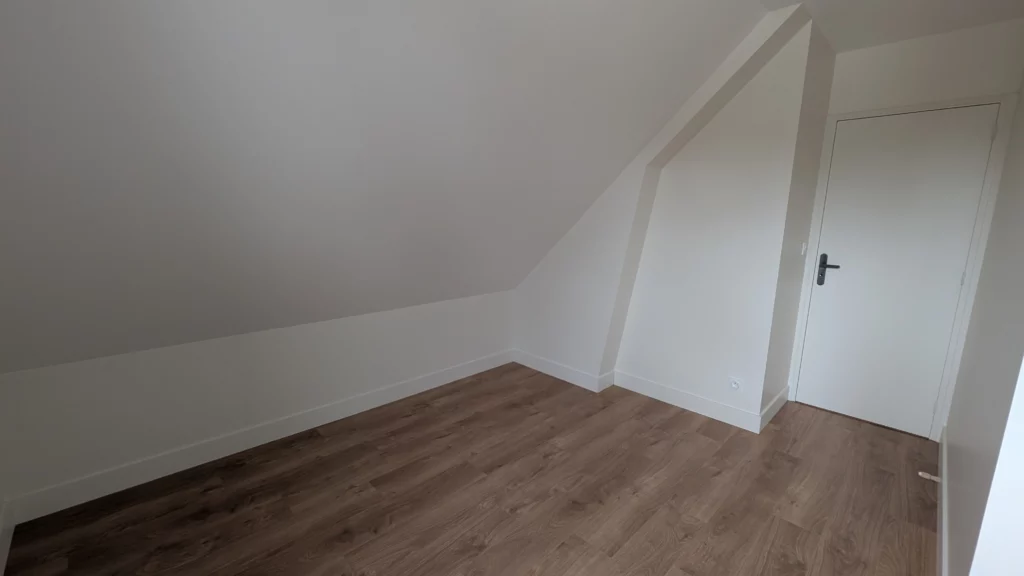 Chambre rénovée dans les combles d'une maison à Orgères (35)