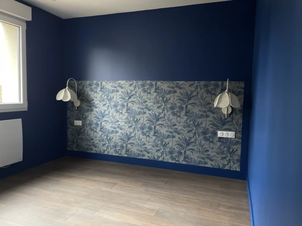 Chambre rénovée avec peinture bleu roi et dressing dans une maison à Orgères (35)