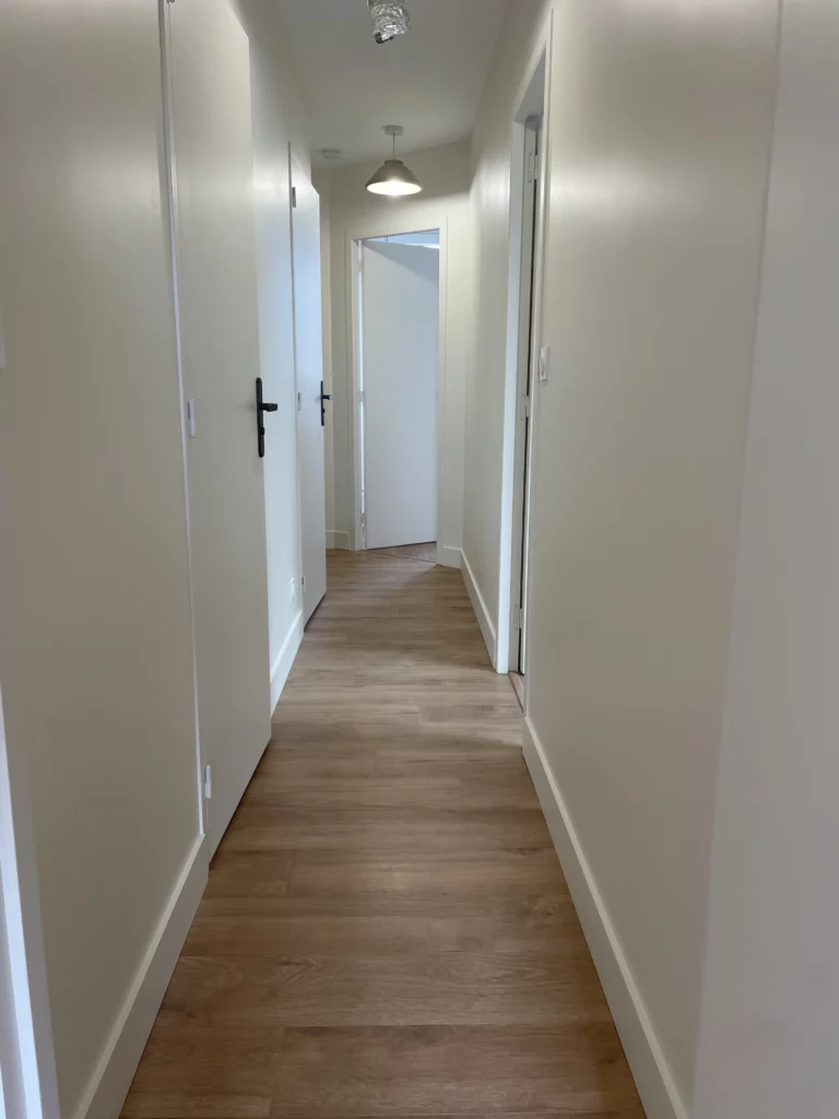 Couloir aménagé dans les combles desservant cinq pièces