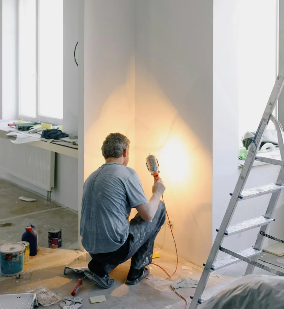 Professionnel de la rénovation d'appartement tenant une lampe à Rennes