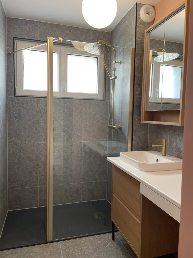 Salle de bain avec douche à l'italienne et robinetterie en laiton dans une maison à Orgères (35)