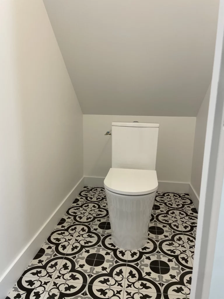 Création de WC dans les combles avec carrelage noir et blanc dans une maison à Orgères (35)