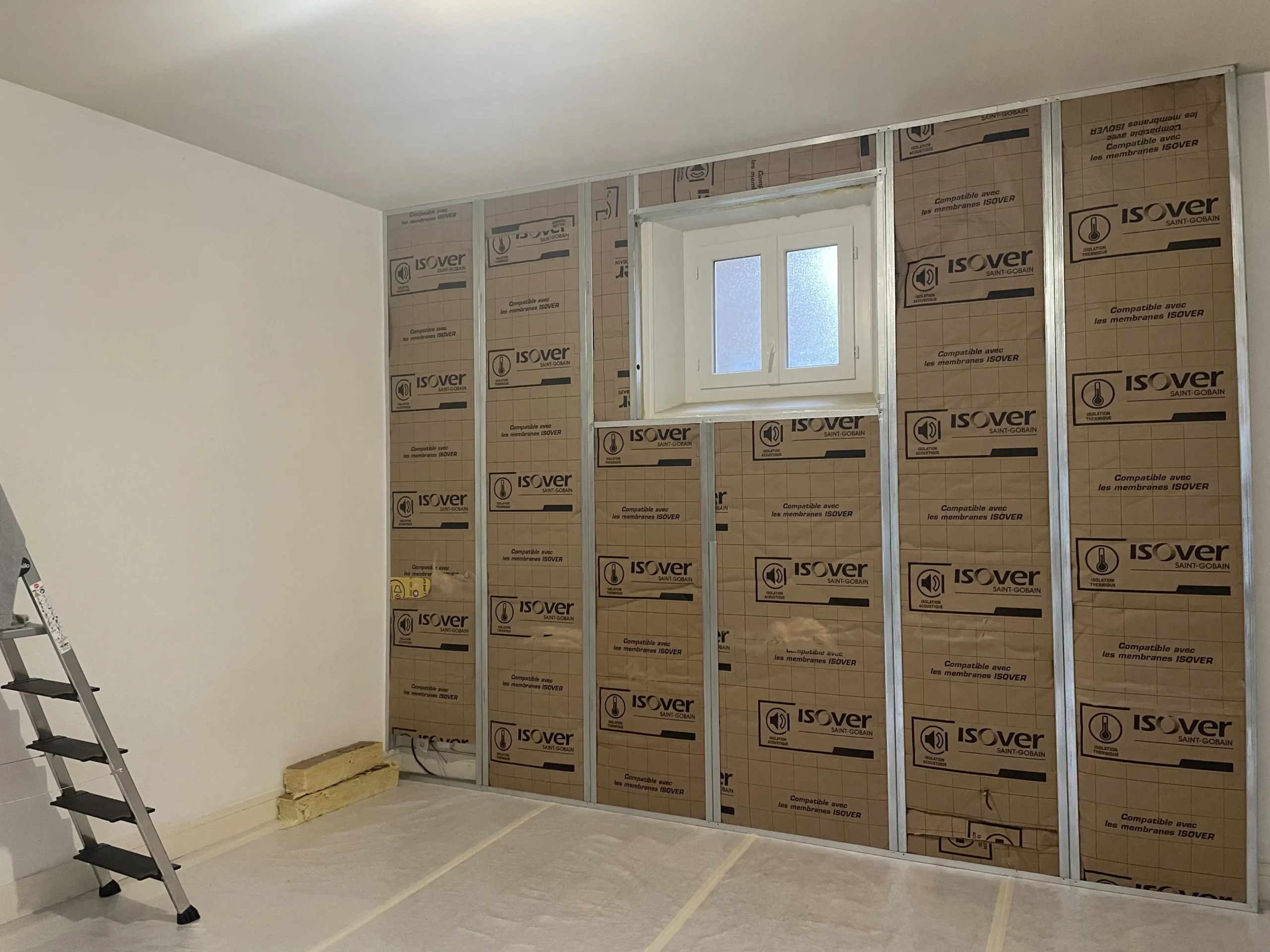 Isolation intérieure en cours dans un appartement à Rennes. Laine de verre poser sur les railles.