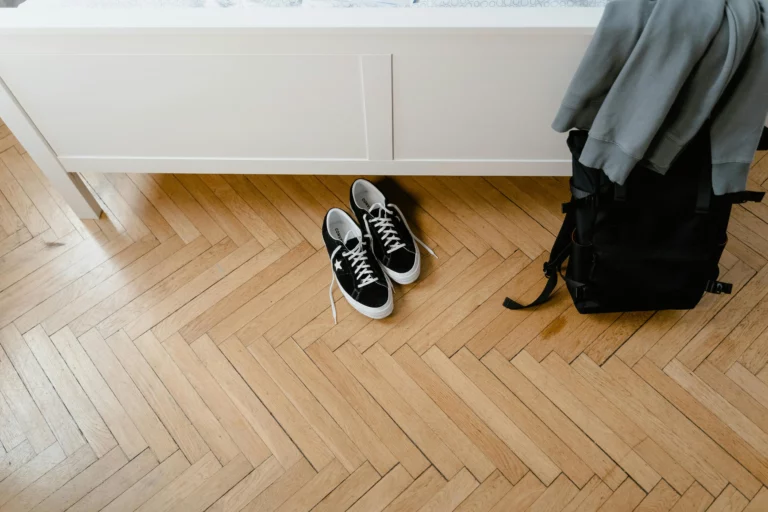 Parquet massif en bois clair posé dans une pièce de vie