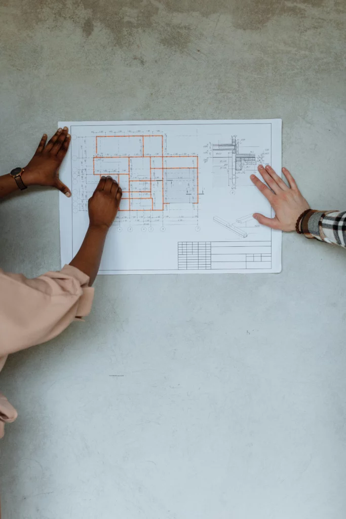 Devenir partenaires, fournisseurs, artisans et entreprise de rennes. image qui montre un travail d'équipe, plusieurs personnes qui travail sur des plans de chantier