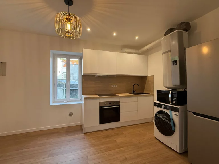 Cuisine équipée pour T2 avec électroménager. Chantier de rénovation à Rennes avec une remise à neuf de la cuisine