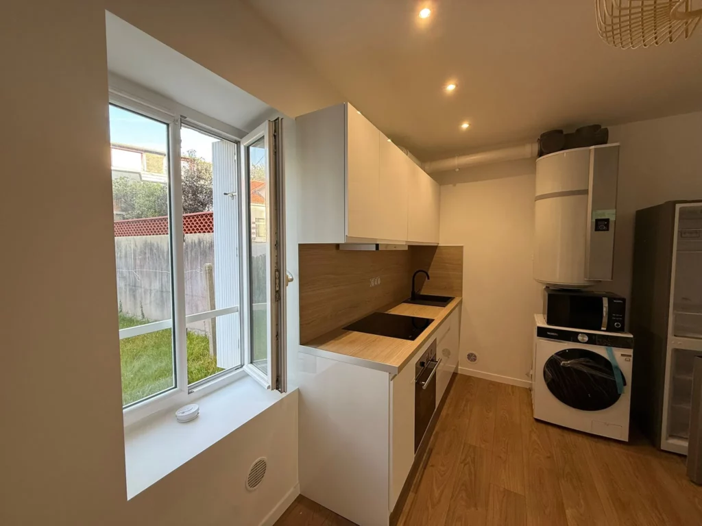 Cuisine équipée pour T2 avec électroménager. Chantier de rénovation à Rennes avec une remise à neuf de la cuisine