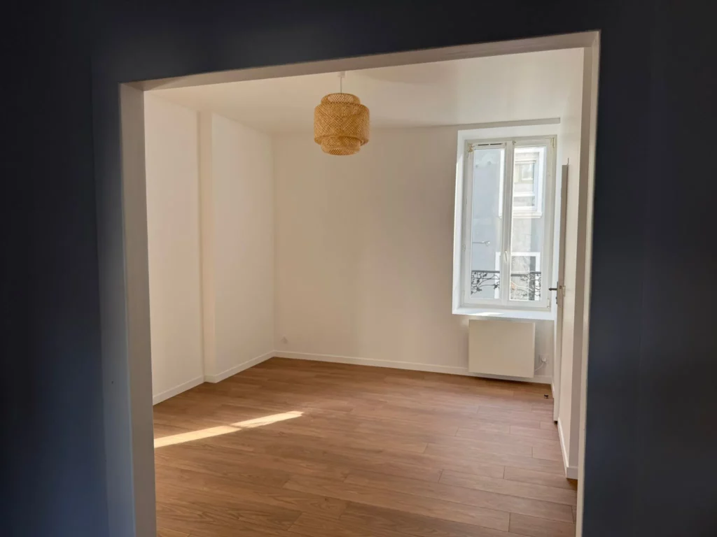 Pièce de vie pour appartement en location, T2, appartement en immeuble avec une pièce de vie pour salon et chambres. Chantier réalisé par éco rénovation groupe sur Lorient.