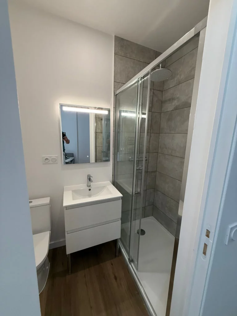 Salle de bain rénovée pour de la location, T2, petite salle de bain en appartement avec douche