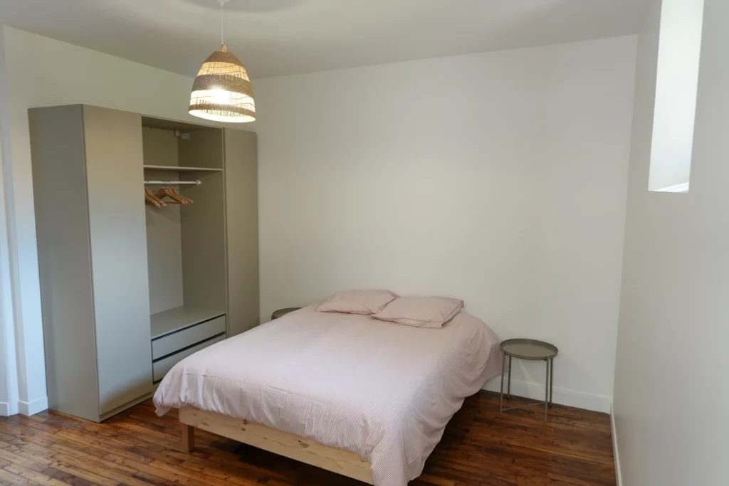 Deuxième chambre rénovée dans un appartement T2 au centre de Rennes.
