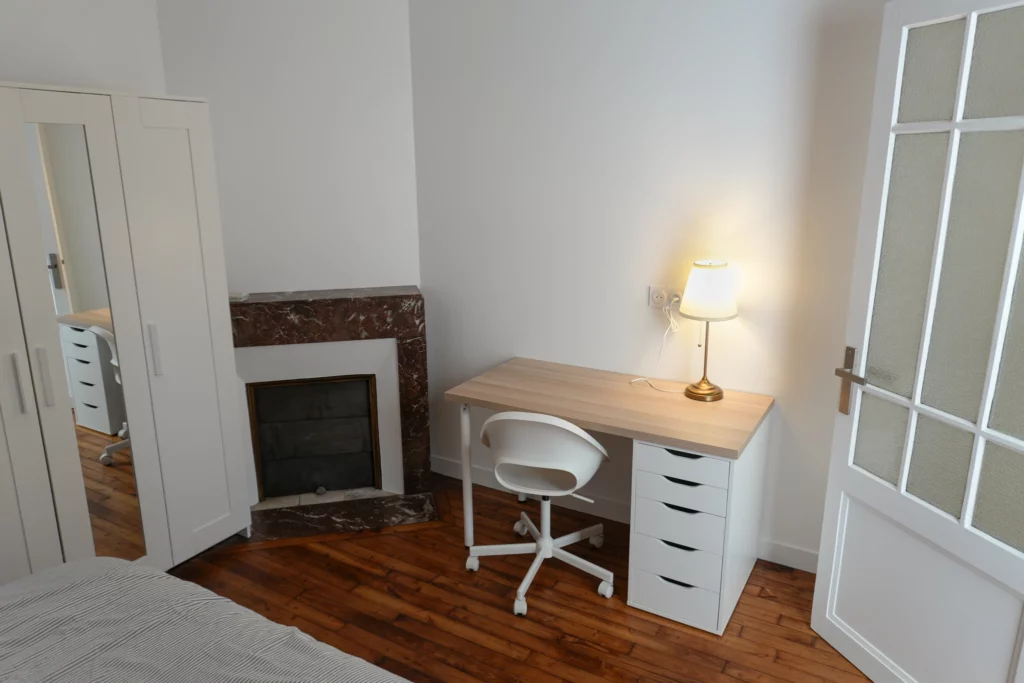 Rénovation d'une chambre meublée avec un lit, un bureau. Rénovation des sols et des murs