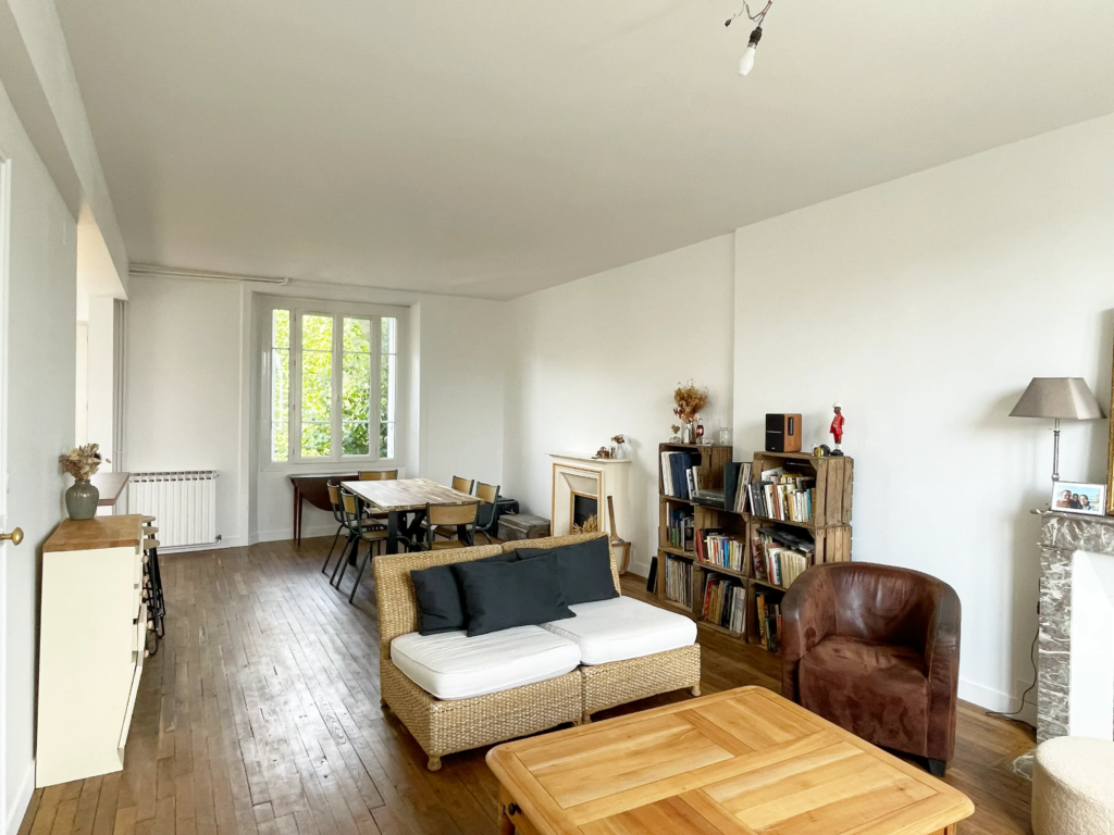 Salon rénové avec une décoration bohème, mélange de matières naturelles et aménagement intérieur sur mesure