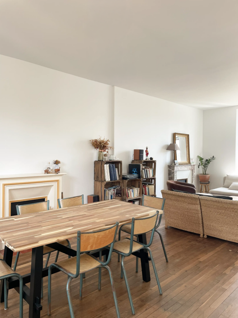 Salon rénové avec nouveau vitrage, peinture, cloisonnement repensé et réaménagement de l’espace intérieur à Rennes